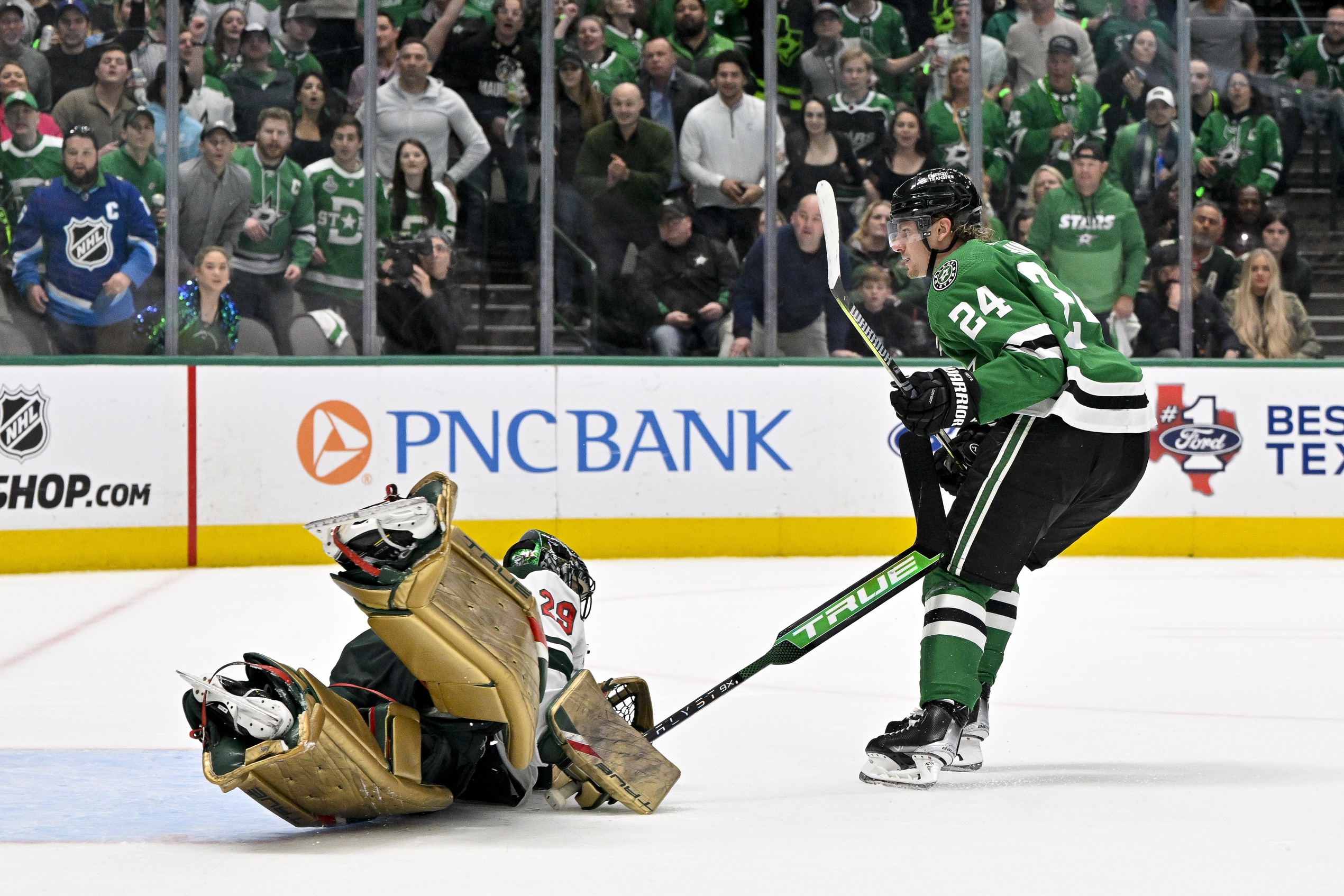 Stars goalie Oettinger going home for games in Minnesota